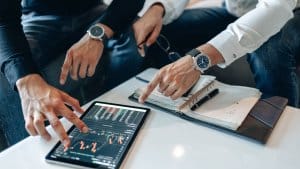 English for Investors: Reading Between the Lines
